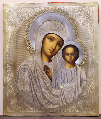 Старинная икона "Богоматерь Казанская" в окладе с меандром