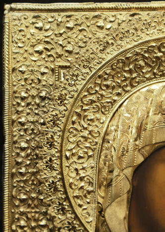 Старинная икона "Казанская Божья Матерь" в окладе с цветочным орнаментом - фото 3